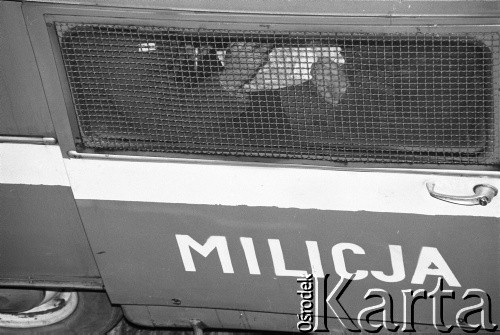 25.09.-2.12.1981, Warszawa, Polska.
Strajk w Wyższej Oficerskiej Szkole Pożarnictwa w Warszawie. Strajkujący walczyli o to, aby WOSP została objęta ustawą o szkolnictwie wyższym. 30 września Rada Ministrów podjęła decyzję o rozwiązaniu uczelni, a 12 grudnia strajk został spacyfikowany. Na zdjęciu: milicjanci w radiowozie.
Fot. NN, zbiory Ośrodka KARTA, przekazali Elżbieta i Jakub Święciccy