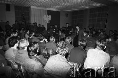 25.09.-2.12.1981, Warszawa, Polska.
Strajk w Wyższej Oficerskiej Szkole Pożarnictwa w Warszawie. Strajkujący walczyli o to, aby WOSP została objęta ustawą o szkolnictwie wyższym. 30 września Rada Ministrów podjęła decyzję o rozwiązaniu uczelni, a 12 grudnia strajk został spacyfikowany. Na zdjęciu: strajkujący.
Fot. NN, zbiory Ośrodka KARTA, przekazali Elżbieta i Jakub Święciccy