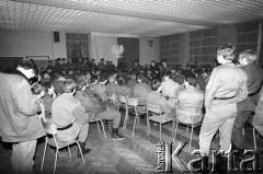 25.09.-2.12.1981, Warszawa, Polska.
Strajk w Wyższej Oficerskiej Szkole Pożarnictwa w Warszawie. Strajkujący walczyli o to, aby WOSP została objęta ustawą o szkolnictwie wyższym. 30 września Rada Ministrów podjęła decyzję o rozwiązaniu uczelni, a 12 grudnia strajk został spacyfikowany. Na zdjęciu: strajkujący.
Fot. NN, zbiory Ośrodka KARTA, przekazali Elżbieta i Jakub Święciccy