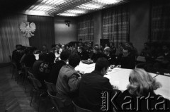 25.09.-2.12.1981, Warszawa, Polska.
Strajk w Wyższej Oficerskiej Szkole Pożarnictwa w Warszawie. Strajkujący walczyli o to, aby WOSP została objęta ustawą o szkolnictwie wyższym. 30 września Rada Ministrów podjęła decyzję o rozwiązaniu uczelni, a 12 grudnia strajk został spacyfikowany. Na zdjęciu: rozmowy Komitetu Strajkowego z Komisją Międzyresortową (przedstawiciele Ministerstwa Spraw Wewnętrznych, Ministerstwa Nauki, Szkolnictwa Wyższego i Techniki i Komendy Głównej Straży Pożarnej).
Fot. NN, zbiory Ośrodka KARTA, przekazali Elżbieta i Jakub Święciccy