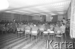 25.09.-2.12.1981, Warszawa, Polska.
Strajk w Wyższej Oficerskiej Szkole Pożarnictwa w Warszawie. Strajkujący walczyli o to, aby WOSP została objęta ustawą o szkolnictwie wyższym. 30 września Rada Ministrów podjęła decyzję o rozwiązaniu uczelni, a 12 grudnia strajk został spacyfikowany. Na zdjęciu: rozmowy Komitetu Strajkowego z Komisją Międzyresortową (przedstawiciele Ministerstwa Spraw Wewnętrznych, Ministerstwa Nauki, Szkolnictwa Wyższego i Techniki i Komendy Głównej Straży Pożarnej).
Fot. NN, zbiory Ośrodka KARTA, przekazali Elżbieta i Jakub Święciccy