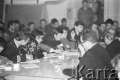 25.09.-2.12.1981, Warszawa, Polska.
Strajk w Wyższej Oficerskiej Szkole Pożarnictwa w Warszawie. Strajkujący walczyli o to, aby WOSP została objęta ustawą o szkolnictwie wyższym. 30 września Rada Ministrów podjęła decyzję o rozwiązaniu uczelni, a 12 grudnia strajk został spacyfikowany. Na zdjęciu: rozmowy Komitetu Strajkowego z Komisją Międzyresortową (przedstawiciele Ministerstwa Spraw Wewnętrznych, Ministerstwa Nauki, Szkolnictwa Wyższego i Techniki i Komendy Głównej Straży Pożarnej).
Fot. NN, zbiory Ośrodka KARTA, przekazali Elżbieta i Jakub Święciccy