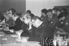 25.09.-2.12.1981, Warszawa, Polska.
Strajk w Wyższej Oficerskiej Szkole Pożarnictwa w Warszawie. Strajkujący walczyli o to, aby WOSP została objęta ustawą o szkolnictwie wyższym. 30 września Rada Ministrów podjęła decyzję o rozwiązaniu uczelni, a 12 grudnia strajk został spacyfikowany. Na zdjęciu: rozmowy Komitetu Strajkowego z Komisją Międzyresortową (przedstawiciele Ministerstwa Spraw Wewnętrznych, Ministerstwa Nauki, Szkolnictwa Wyższego i Techniki i Komendy Głównej Straży Pożarnej).
Fot. NN, zbiory Ośrodka KARTA, przekazali Elżbieta i Jakub Święciccy