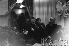 25.09.-2.12.1981, Warszawa, Polska.
Strajk w Wyższej Oficerskiej Szkole Pożarnictwa w Warszawie. Strajkujący walczyli o to, aby WOSP została objęta ustawą o szkolnictwie wyższym. 30 września Rada Ministrów podjęła decyzję o rozwiązaniu uczelni, a 12 grudnia strajk został spacyfikowany. Na zdjęciu: rozmowy Komitetu Strajkowego z Komisją Międzyresortową (przedstawiciele Ministerstwa Spraw Wewnętrznych, Ministerstwa Nauki, Szkolnictwa Wyższego i Techniki i Komendy Głównej Straży Pożarnej).
Fot. NN, zbiory Ośrodka KARTA, przekazali Elżbieta i Jakub Święciccy