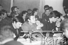 25.09.-2.12.1981, Warszawa, Polska.
Strajk w Wyższej Oficerskiej Szkole Pożarnictwa w Warszawie. Strajkujący walczyli o to, aby WOSP została objęta ustawą o szkolnictwie wyższym. 30 września Rada Ministrów podjęła decyzję o rozwiązaniu uczelni, a 12 grudnia strajk został spacyfikowany. Na zdjęciu: rozmowy Komitetu Strajkowego z Komisją Międzyresortową (przedstawiciele Ministerstwa Spraw Wewnętrznych, Ministerstwa Nauki, Szkolnictwa Wyższego i Techniki i Komendy Głównej Straży Pożarnej).
Fot. NN, zbiory Ośrodka KARTA, przekazali Elżbieta i Jakub Święciccy