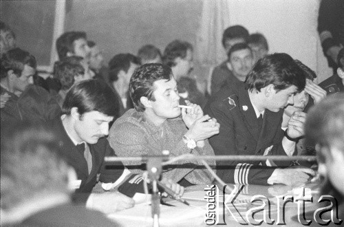 25.09.-2.12.1981, Warszawa, Polska.
Strajk w Wyższej Oficerskiej Szkole Pożarnictwa w Warszawie. Strajkujący walczyli o to, aby WOSP została objęta ustawą o szkolnictwie wyższym. 30 września Rada Ministrów podjęła decyzję o rozwiązaniu uczelni, a 12 grudnia strajk został spacyfikowany. Na zdjęciu: rozmowy Komitetu Strajkowego z Komisją Międzyresortową (przedstawiciele Ministerstwa Spraw Wewnętrznych, Ministerstwa Nauki, Szkolnictwa Wyższego i Techniki i Komendy Głównej Straży Pożarnej).
Fot. NN, zbiory Ośrodka KARTA, przekazali Elżbieta i Jakub Święciccy
