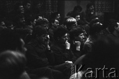 25.09.-2.12.1981, Warszawa, Polska.
Strajk w Wyższej Oficerskiej Szkole Pożarnictwa w Warszawie. Strajkujący walczyli o to, aby WOSP została objęta ustawą o szkolnictwie wyższym. 30 września Rada Ministrów podjęła decyzję o rozwiązaniu uczelni, a 12 grudnia strajk został spacyfikowany. Na zdjęciu: rozmowy Komitetu Strajkowego z Komisją Międzyresortową (przedstawiciele Ministerstwa Spraw Wewnętrznych, Ministerstwa Nauki, Szkolnictwa Wyższego i Techniki i Komendy Głównej Straży Pożarnej).
Fot. NN, zbiory Ośrodka KARTA, przekazali Elżbieta i Jakub Święciccy