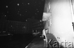 25.09.-2.12.1981, Warszawa, Polska.
Strajk w Wyższej Oficerskiej Szkole Pożarnictwa w Warszawie. Strajkujący walczyli o to, aby WOSP została objęta ustawą o szkolnictwie wyższym. 30 września Rada Ministrów podjęła decyzję o rozwiązaniu uczelni, a 12 grudnia strajk został spacyfikowany. Na zdjęciu: siedziba uczelni.
Fot. NN, zbiory Ośrodka KARTA, przekazali Elżbieta i Jakub Święciccy