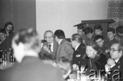 25.09.-2.12.1981, Warszawa, Polska.
Strajk w Wyższej Oficerskiej Szkole Pożarnictwa w Warszawie. Strajkujący walczyli o to, aby WOSP została objęta ustawą o szkolnictwie wyższym. 30 września Rada Ministrów podjęła decyzję o rozwiązaniu uczelni, a 12 grudnia strajk został spacyfikowany. Na zdjęciu: rozmowy Komitetu Strajkowego z Komisją Międzyresortową (przedstawiciele Ministerstwa Spraw Wewnętrznych, Ministerstwa Nauki, Szkolnictwa Wyższego i Techniki i Komendy Głównej Straży Pożarnej).
Fot. NN, zbiory Ośrodka KARTA, przekazali Elżbieta i Jakub Święciccy