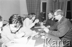 25.09.-2.12.1981, Warszawa, Polska.
Strajk w Wyższej Oficerskiej Szkole Pożarnictwa w Warszawie. Strajkujący walczyli o to, aby WOSP została objęta ustawą o szkolnictwie wyższym. 30 września Rada Ministrów podjęła decyzję o rozwiązaniu uczelni, a 12 grudnia strajk został spacyfikowany.  Na zdjęciu: wspierający strajk działacze 