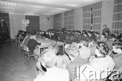 25.09.-2.12.1981, Warszawa, Polska.
Strajk w Wyższej Oficerskiej Szkole Pożarnictwa w Warszawie. Strajkujący walczyli o to, aby WOSP została objęta ustawą o szkolnictwie wyższym. 30 września Rada Ministrów podjęła decyzję o rozwiązaniu uczelni, a 12 grudnia strajk został spacyfikowany. Na zdjęciu: rozmowy Komitetu Strajkowego z Komisją Międzyresortową (przedstawiciele Ministerstwa Spraw Wewnętrznych, Ministerstwa Nauki, Szkolnictwa Wyższego i Techniki i Komendy Głównej Straży Pożarnej).
Fot. NN, zbiory Ośrodka KARTA, przekazali Elżbieta i Jakub Święciccy