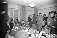 25.09.-2.12.1981, Warszawa, Polska.
Strajk w Wyższej Oficerskiej Szkole Pożarnictwa w Warszawie. Strajkujący walczyli o to, aby WOSP została objęta ustawą o szkolnictwie wyższym. 30 września Rada Ministrów podjęła decyzję o rozwiązaniu uczelni, a 12 grudnia strajk został spacyfikowany. Na zdjęciu: strajkujący.
Fot. NN, zbiory Ośrodka KARTA, przekazali Elżbieta i Jakub Święciccy