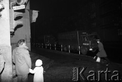 25.09.-2.12.1981, Warszawa, Polska.
Strajk w Wyższej Oficerskiej Szkole Pożarnictwa w Warszawie. Strajkujący walczyli o to, aby WOSP została objęta ustawą o szkolnictwie wyższym. 30 września Rada Ministrów podjęła decyzję o rozwiązaniu uczelni, a 12 grudnia strajk został spacyfikowany. Na zdjęciu: przechodnie i milicjant przed siedzibą uczelni.
Fot. NN, zbiory Ośrodka KARTA, przekazali Elżbieta i Jakub Święciccy