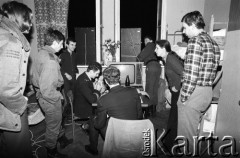 25.09.-2.12.1981, Warszawa, Polska.
Strajk w Wyższej Oficerskiej Szkole Pożarnictwa w Warszawie. Strajkujący walczyli o to, aby WOSP została objęta ustawą o szkolnictwie wyższym. 30 września Rada Ministrów podjęła decyzję o rozwiązaniu uczelni, a 12 grudnia strajk został spacyfikowany. Na zdjęciu: strajkujący.
Fot. NN, zbiory Ośrodka KARTA, przekazali Elżbieta i Jakub Święciccy
