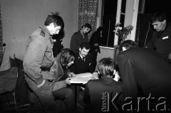 25.09.-2.12.1981, Warszawa, Polska.
Strajk w Wyższej Oficerskiej Szkole Pożarnictwa w Warszawie. Strajkujący walczyli o to, aby WOSP została objęta ustawą o szkolnictwie wyższym. 30 września Rada Ministrów podjęła decyzję o rozwiązaniu uczelni, a 12 grudnia strajk został spacyfikowany. Na zdjęciu: strajkujący.
Fot. NN, zbiory Ośrodka KARTA, przekazali Elżbieta i Jakub Święciccy