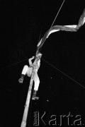 25.09.-2.12.1981, Warszawa, Polska.
Strajk w Wyższej Oficerskiej Szkole Pożarnictwa w Warszawie. Strajkujący walczyli o to, aby WOSP została objęta ustawą o szkolnictwie wyższym. 30 września Rada Ministrów podjęła decyzję o rozwiązaniu uczelni, a 12 grudnia strajk został spacyfikowany. Na zdjęciu: zawieszanie na maszt flagi Niezależnego Zrzeszenia Studentów (NZS).
Fot. NN, zbiory Ośrodka KARTA, przekazali Elżbieta i Jakub Święciccy