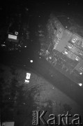 25.09.-2.12.1981, Warszawa, Polska.
Strajk w Wyższej Oficerskiej Szkole Pożarnictwa w Warszawie. Strajkujący walczyli o to, aby WOSP została objęta ustawą o szkolnictwie wyższym. 30 września Rada Ministrów podjęła decyzję o rozwiązaniu uczelni, a 12 grudnia strajk został spacyfikowany. Na zdjęciu:  ludzie pod siedzibą uczelni.
Fot. NN, zbiory Ośrodka KARTA, przekazali Elżbieta i Jakub Święciccy