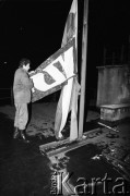 25.09.-2.12.1981, Warszawa, Polska.
Strajk w Wyższej Oficerskiej Szkole Pożarnictwa w Warszawie. Strajkujący walczyli o to, aby WOSP została objęta ustawą o szkolnictwie wyższym. 30 września Rada Ministrów podjęła decyzję o rozwiązaniu uczelni, a 12 grudnia strajk został spacyfikowany. Na zdjęciu: zawieszanie na maszt flagi Niezależnego Zrzeszenia Studentów (NZS).
Fot. NN, zbiory Ośrodka KARTA, przekazali Elżbieta i Jakub Święciccy