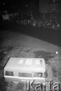 25.09.-2.12.1981, Warszawa, Polska.
Strajk w Wyższej Oficerskiej Szkole Pożarnictwa w Warszawie. Strajkujący walczyli o to, aby WOSP została objęta ustawą o szkolnictwie wyższym. 30 września Rada Ministrów podjęła decyzję o rozwiązaniu uczelni, a 12 grudnia strajk został spacyfikowany. Na zdjęciu: ludzie pod siedzibą uczelni; na pierwszym planie radiowóz milicyjny.
Fot. NN, zbiory Ośrodka KARTA, przekazali Elżbieta i Jakub Święciccy