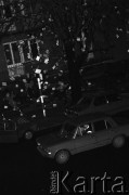 25.09.-2.12.1981, Warszawa, Polska.
Strajk w Wyższej Oficerskiej Szkole Pożarnictwa w Warszawie. Strajkujący walczyli o to, aby WOSP została objęta ustawą o szkolnictwie wyższym. 30 września Rada Ministrów podjęła decyzję o rozwiązaniu uczelni, a 12 grudnia strajk został spacyfikowany. Na zdjęciu: rozrzucanie ulotek.
Fot. NN, zbiory Ośrodka KARTA, przekazali Elżbieta i Jakub Święciccy