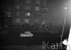 25.09.-2.12.1981, Warszawa, Polska.
Strajk w Wyższej Oficerskiej Szkole Pożarnictwa w Warszawie. Strajkujący walczyli o to, aby WOSP została objęta ustawą o szkolnictwie wyższym. 30 września Rada Ministrów podjęła decyzję o rozwiązaniu uczelni, a 12 grudnia strajk został spacyfikowany. Na zdjęciu:  ludzie pod siedzibą uczelni.
Fot. NN, zbiory Ośrodka KARTA, przekazali Elżbieta i Jakub Święciccy