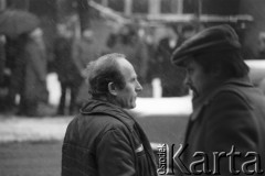 25.09.-2.12.1981, Warszawa, Polska.
Strajk w Wyższej Oficerskiej Szkole Pożarnictwa w Warszawie. Strajkujący walczyli o to, aby WOSP została objęta ustawą o szkolnictwie wyższym. 30 września Rada Ministrów podjęła decyzję o rozwiązaniu uczelni, a 12 grudnia strajk został spacyfikowany. Na zdjęciu:  ludzie pod siedzibą uczelni.
Fot. NN, zbiory Ośrodka KARTA, przekazali Elżbieta i Jakub Święciccy