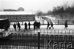 25.09.-2.12.1981, Warszawa, Polska.
Strajk w Wyższej Oficerskiej Szkole Pożarnictwa w Warszawie. Strajkujący walczyli o to, aby WOSP została objęta ustawą o szkolnictwie wyższym. 30 września Rada Ministrów podjęła decyzję o rozwiązaniu uczelni, a 12 grudnia strajk został spacyfikowany. Na zdjęciu:  ludzie pod siedzibą uczelni.
Fot. NN, zbiory Ośrodka KARTA, przekazali Elżbieta i Jakub Święciccy