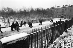 25.09.-2.12.1981, Warszawa, Polska.
Strajk w Wyższej Oficerskiej Szkole Pożarnictwa w Warszawie. Strajkujący walczyli o to, aby WOSP została objęta ustawą o szkolnictwie wyższym. 30 września Rada Ministrów podjęła decyzję o rozwiązaniu uczelni, a 12 grudnia strajk został spacyfikowany. Na zdjęciu:  ludzie pod siedzibą uczelni.
Fot. NN, zbiory Ośrodka KARTA, przekazali Elżbieta i Jakub Święciccy