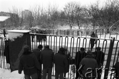 25.09.-2.12.1981, Warszawa, Polska.
Strajk w Wyższej Oficerskiej Szkole Pożarnictwa w Warszawie. Strajkujący walczyli o to, aby WOSP została objęta ustawą o szkolnictwie wyższym. 30 września Rada Ministrów podjęła decyzję o rozwiązaniu uczelni, a 12 grudnia strajk został spacyfikowany. Na zdjęciu: strajkujący podchorążowie przy ogrodzeniu uczelni.
Fot. NN, zbiory Ośrodka KARTA, przekazali Elżbieta i Jakub Święciccy