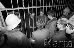 25.09.-2.12.1981, Warszawa, Polska.
Strajk w Wyższej Oficerskiej Szkole Pożarnictwa w Warszawie. Strajkujący walczyli o to, aby WOSP została objęta ustawą o szkolnictwie wyższym. 30 września Rada Ministrów podjęła decyzję o rozwiązaniu uczelni, a 12 grudnia strajk został spacyfikowany. Na zdjęciu: strajkujący podchorążowie w bramie uczelni.
Fot. NN, zbiory Ośrodka KARTA, przekazali Elżbieta i Jakub Święciccy