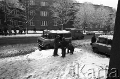 25.09.-2.12.1981, Warszawa, Polska.
Strajk w Wyższej Oficerskiej Szkole Pożarnictwa w Warszawie. Strajkujący walczyli o to, aby WOSP została objęta ustawą o szkolnictwie wyższym. 30 września Rada Ministrów podjęła decyzję o rozwiązaniu uczelni, a 12 grudnia strajk został spacyfikowany. Na zdjęciu:  ludzie pod siedzibą uczelni, za nimi radiowozy milicyjne.
Fot. NN, zbiory Ośrodka KARTA, przekazali Elżbieta i Jakub Święciccy