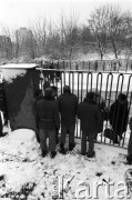 25.09.-2.12.1981, Warszawa, Polska.
Strajk w Wyższej Oficerskiej Szkole Pożarnictwa w Warszawie. Strajkujący walczyli o to, aby WOSP została objęta ustawą o szkolnictwie wyższym. 30 września Rada Ministrów podjęła decyzję o rozwiązaniu uczelni, a 12 grudnia strajk został spacyfikowany. Na zdjęciu: rozmowa przy ogrodzeniu uczelni. 
Fot. NN, zbiory Ośrodka KARTA, przekazali Elżbieta i Jakub Święciccy