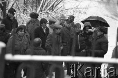 25.09.-2.12.1981, Warszawa, Polska.
Strajk w Wyższej Oficerskiej Szkole Pożarnictwa w Warszawie. Strajkujący walczyli o to, aby WOSP została objęta ustawą o szkolnictwie wyższym. 30 września Rada Ministrów podjęła decyzję o rozwiązaniu uczelni, a 12 grudnia strajk został spacyfikowany. Na zdjęciu: ludzie pod siedzibą uczelni, wśród nich ekipa telewizyjna i milicjanci.  
Fot. NN, zbiory Ośrodka KARTA, przekazali Elżbieta i Jakub Święciccy