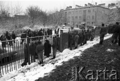 25.09.-2.12.1981, Warszawa, Polska.
Strajk w Wyższej Oficerskiej Szkole Pożarnictwa w Warszawie. Strajkujący walczyli o to, aby WOSP została objęta ustawą o szkolnictwie wyższym. 30 września Rada Ministrów podjęła decyzję o rozwiązaniu uczelni, a 12 grudnia strajk został spacyfikowany. Na zdjęciu: rozmowa przy ogrodzeniu uczelni. 
Fot. NN, zbiory Ośrodka KARTA, przekazali Elżbieta i Jakub Święciccy