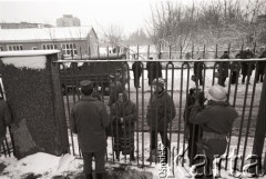 25.09.-2.12.1981, Warszawa, Polska.
Strajk w Wyższej Oficerskiej Szkole Pożarnictwa w Warszawie. Strajkujący walczyli o to, aby WOSP została objęta ustawą o szkolnictwie wyższym. 30 września Rada Ministrów podjęła decyzję o rozwiązaniu uczelni, a 12 grudnia strajk został spacyfikowany. Na zdjęciu: rozmowa przy ogrodzeniu uczelni. 
Fot. NN, zbiory Ośrodka KARTA, przekazali Elżbieta i Jakub Święciccy