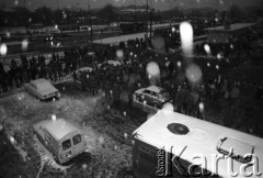 25.09.-2.12.1981, Warszawa, Polska.
Strajk w Wyższej Oficerskiej Szkole Pożarnictwa w Warszawie. Strajkujący walczyli o to, aby WOSP została objęta ustawą o szkolnictwie wyższym. 30 września Rada Ministrów podjęła decyzję o rozwiązaniu uczelni, a 12 grudnia strajk został spacyfikowany. Na zdjęciu: tłum przed siedzibą uczelni. 
Fot. NN, zbiory Ośrodka KARTA, przekazali Elżbieta i Jakub Święciccy