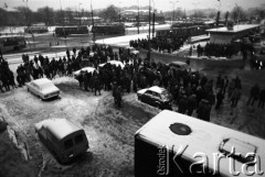 25.09.-2.12.1981, Warszawa, Polska.
Strajk w Wyższej Oficerskiej Szkole Pożarnictwa w Warszawie. Strajkujący walczyli o to, aby WOSP została objęta ustawą o szkolnictwie wyższym. 30 września Rada Ministrów podjęła decyzję o rozwiązaniu uczelni, a 12 grudnia strajk został spacyfikowany. Na zdjęciu: tłum przed siedzibą uczelni. 
Fot. NN, zbiory Ośrodka KARTA, przekazali Elżbieta i Jakub Święciccy