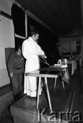 25.09.-2.12.1981, Warszawa, Polska.
Strajk w Wyższej Oficerskiej Szkole Pożarnictwa w Warszawie. Strajkujący walczyli o to, aby WOSP została objęta ustawą o szkolnictwie wyższym. 30 września Rada Ministrów podjęła decyzję o rozwiązaniu uczelni, a 12 grudnia strajk został spacyfikowany. Na zdjęciu: ks. Jerzy Popiełuszko odprawia mszę świętą dla strajkujących.
Fot. NN, zbiory Ośrodka KARTA, przekazali Elżbieta i Jakub Święciccy