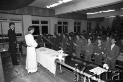 25.09.-2.12.1981, Warszawa, Polska.
Strajk w Wyższej Oficerskiej Szkole Pożarnictwa w Warszawie. Strajkujący walczyli o to, aby WOSP została objęta ustawą o szkolnictwie wyższym. 30 września Rada Ministrów podjęła decyzję o rozwiązaniu uczelni, a 12 grudnia strajk został spacyfikowany. Na zdjęciu: ks. Jerzy Popiełuszko odprawia mszę świętą dla strajkujących.
Fot. NN, zbiory Ośrodka KARTA, przekazali Elżbieta i Jakub Święciccy