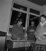 25.09.-2.12.1981, Warszawa, Polska.
Strajk w Wyższej Oficerskiej Szkole Pożarnictwa w Warszawie. Strajkujący walczyli o to, aby WOSP została objęta ustawą o szkolnictwie wyższym. 30 września Rada Ministrów podjęła decyzję o rozwiązaniu uczelni, a 12 grudnia strajk został spacyfikowany. Na zdjęciu: msza święta, którą dla strajkujących odprawił ks. Jerzy Popiełuszko.
Fot. NN, zbiory Ośrodka KARTA, przekazali Elżbieta i Jakub Święciccy