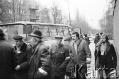 25.09.-2.12.1981, Warszawa, Polska.
Strajk w Wyższej Oficerskiej Szkole Pożarnictwa w Warszawie. Strajkujący walczyli o to, aby WOSP została objęta ustawą o szkolnictwie wyższym. 30 września Rada Ministrów podjęła decyzję o rozwiązaniu uczelni, a 12 grudnia strajk został spacyfikowany. Na zdjęciu: przy siedzibie uczelni. 
Fot. NN, zbiory Ośrodka KARTA, przekazali Elżbieta i Jakub Święciccy