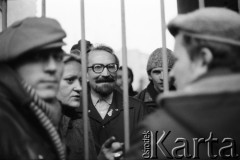 25.09.-2.12.1981, Warszawa, Polska.
Strajk w Wyższej Oficerskiej Szkole Pożarnictwa w Warszawie. Strajkujący walczyli o to, aby WOSP została objęta ustawą o szkolnictwie wyższym. 30 września Rada Ministrów podjęła decyzję o rozwiązaniu uczelni, a 12 grudnia strajk został spacyfikowany. Na zdjęciu: Seweryn Jaworski (w okularach) w bramie uczelni.
Fot. NN, zbiory Ośrodka KARTA, przekazali Elżbieta i Jakub Święciccy