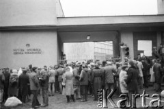 25.09.-2.12.1981, Warszawa, Polska.
Strajk w Wyższej Oficerskiej Szkole Pożarnictwa w Warszawie. Strajkujący walczyli o to, aby WOSP została objęta ustawą o szkolnictwie wyższym. 30 września Rada Ministrów podjęła decyzję o rozwiązaniu uczelni, a 12 grudnia strajk został spacyfikowany. Na zdjęciu: tłum przed siedzibą uczelni.
Fot. NN, zbiory Ośrodka KARTA, przekazali Elżbieta i Jakub Święciccy