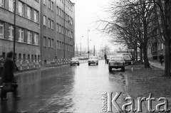 25.09.-2.12.1981, Warszawa, Polska.
Strajk w Wyższej Oficerskiej Szkole Pożarnictwa w Warszawie. Strajkujący walczyli o to, aby WOSP została objęta ustawą o szkolnictwie wyższym. 30 września Rada Ministrów podjęła decyzję o rozwiązaniu uczelni, a 12 grudnia strajk został spacyfikowany. Na zdjęciu: przed siedzibą uczelni.
Fot. NN, zbiory Ośrodka KARTA, przekazali Elżbieta i Jakub Święciccy