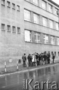 25.09.-2.12.1981, Warszawa, Polska.
Strajk w Wyższej Oficerskiej Szkole Pożarnictwa w Warszawie. Strajkujący walczyli o to, aby WOSP została objęta ustawą o szkolnictwie wyższym. 30 września Rada Ministrów podjęła decyzję o rozwiązaniu uczelni, a 12 grudnia strajk został spacyfikowany. Na zdjęciu: przed siedzibą uczelni.
Fot. NN, zbiory Ośrodka KARTA, przekazali Elżbieta i Jakub Święciccy