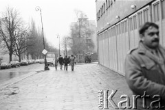 25.09.-2.12.1981, Warszawa, Polska.
Strajk w Wyższej Oficerskiej Szkole Pożarnictwa w Warszawie. Strajkujący walczyli o to, aby WOSP została objęta ustawą o szkolnictwie wyższym. 30 września Rada Ministrów podjęła decyzję o rozwiązaniu uczelni, a 12 grudnia strajk został spacyfikowany. Na zdjęciu: przed siedzibą uczelni.
Fot. NN, zbiory Ośrodka KARTA, przekazali Elżbieta i Jakub Święciccy