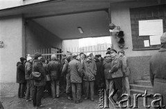 25.09.-2.12.1981, Warszawa, Polska.
Strajk w Wyższej Oficerskiej Szkole Pożarnictwa w Warszawie. Strajkujący walczyli o to, aby WOSP została objęta ustawą o szkolnictwie wyższym. 30 września Rada Ministrów podjęła decyzję o rozwiązaniu uczelni, a 12 grudnia strajk został spacyfikowany. Na zdjęciu: tłum przed siedzibą uczelni.
Fot. NN, zbiory Ośrodka KARTA, przekazali Elżbieta i Jakub Święciccy