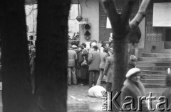 25.09.-2.12.1981, Warszawa, Polska.
Strajk w Wyższej Oficerskiej Szkole Pożarnictwa w Warszawie. Strajkujący walczyli o to, aby WOSP została objęta ustawą o szkolnictwie wyższym. 30 września Rada Ministrów podjęła decyzję o rozwiązaniu uczelni, a 12 grudnia strajk został spacyfikowany. Na zdjęciu: tłum przed siedzibą uczelni.
Fot. NN, zbiory Ośrodka KARTA, przekazali Elżbieta i Jakub Święciccy