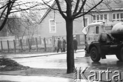 25.09.-2.12.1981, Warszawa, Polska.
Strajk w Wyższej Oficerskiej Szkole Pożarnictwa w Warszawie. Strajkujący walczyli o to, aby WOSP została objęta ustawą o szkolnictwie wyższym. 30 września Rada Ministrów podjęła decyzję o rozwiązaniu uczelni, a 12 grudnia strajk został spacyfikowany. Na zdjęciu: przed siedzibą uczelni.
Fot. NN, zbiory Ośrodka KARTA, przekazali Elżbieta i Jakub Święciccy