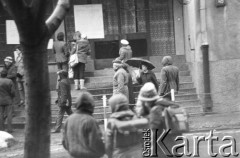 25.09.-2.12.1981, Warszawa, Polska.
Strajk w Wyższej Oficerskiej Szkole Pożarnictwa w Warszawie. Strajkujący walczyli o to, aby WOSP została objęta ustawą o szkolnictwie wyższym. 30 września Rada Ministrów podjęła decyzję o rozwiązaniu uczelni, a 12 grudnia strajk został spacyfikowany. Na zdjęciu: przed siedzibą uczelni.
Fot. NN, zbiory Ośrodka KARTA, przekazali Elżbieta i Jakub Święciccy